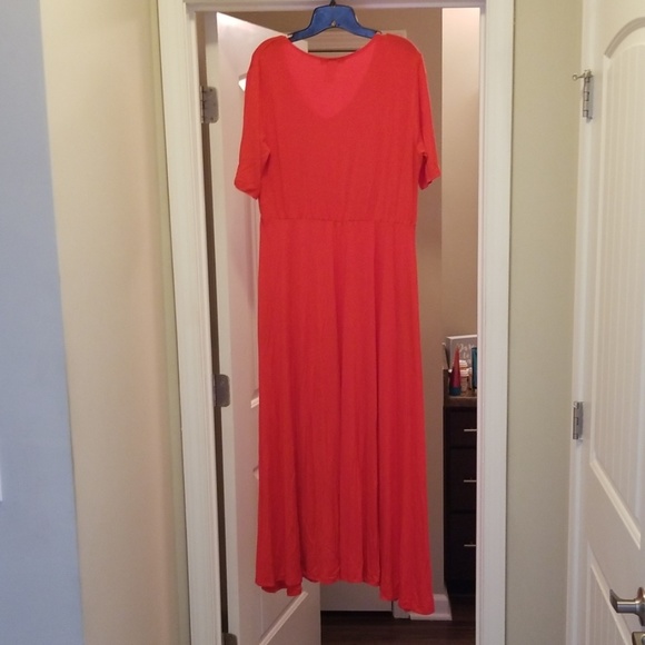 NWOT Lady in Red Dress with Pockets - Picture 4 of 6